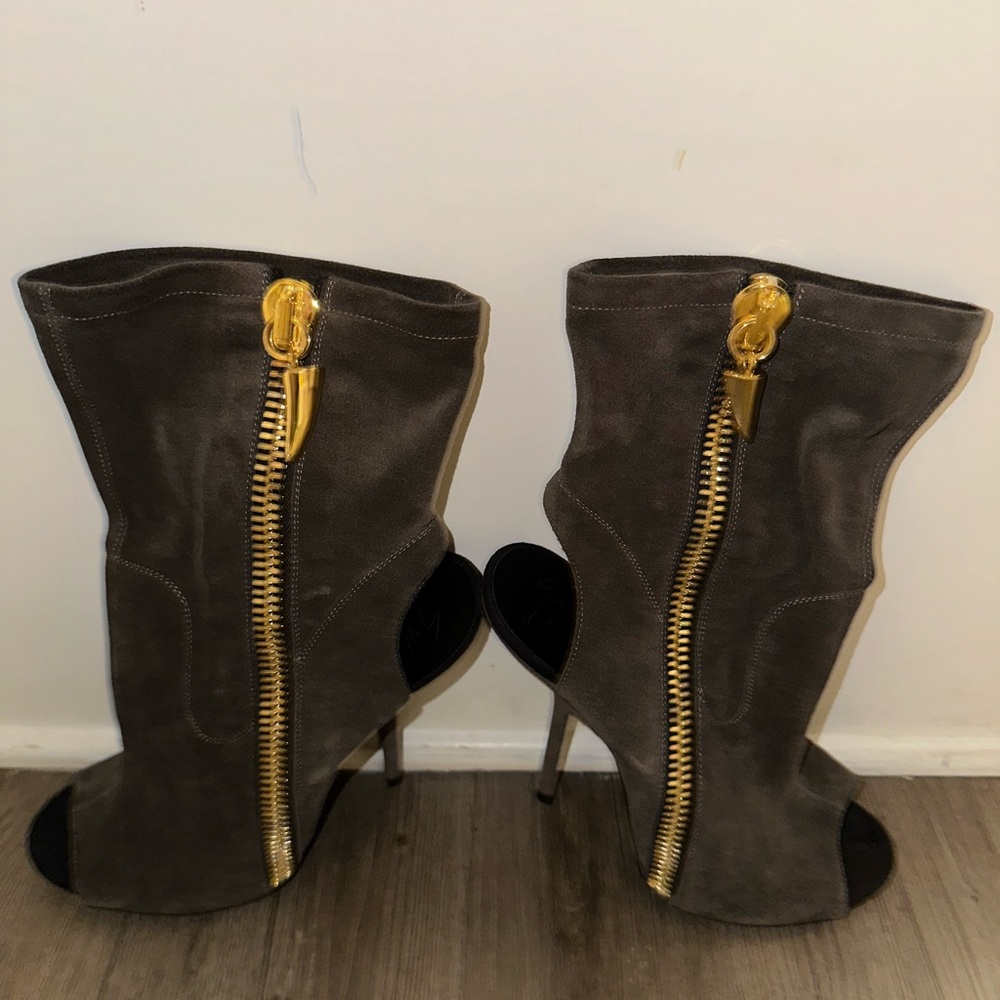Giuseppe Zanotti Alien Gray Suede Peep-Toe  Booties with Gold Zipper size 41 - Picture 2 of 13
